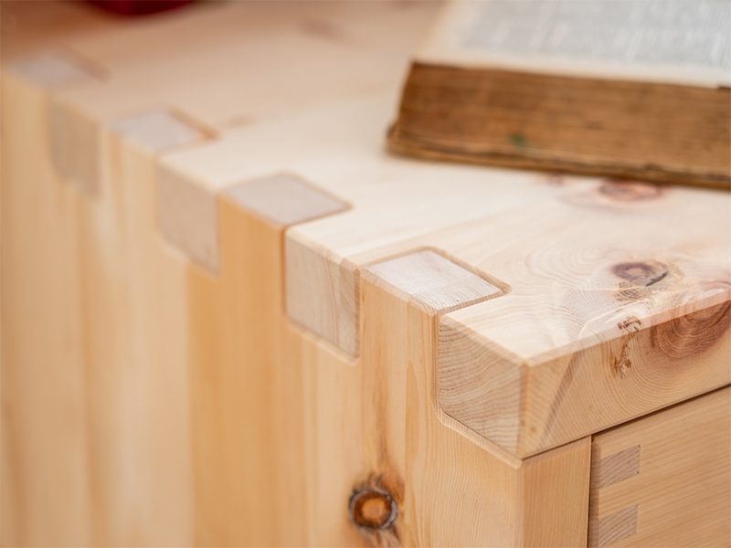 Zirben-Einbauschrank aus der Schreinerei Geiger in Eschenlohe